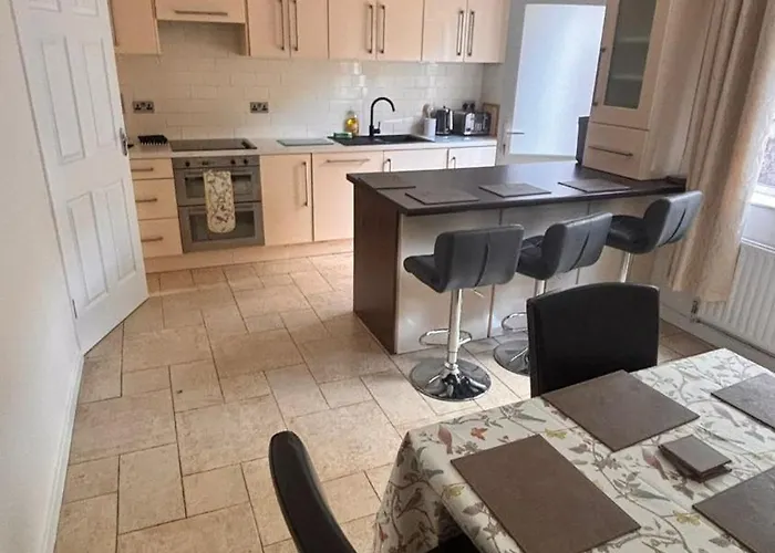 Cardinal Court , Wilton 3br Beside Cuh Hospital